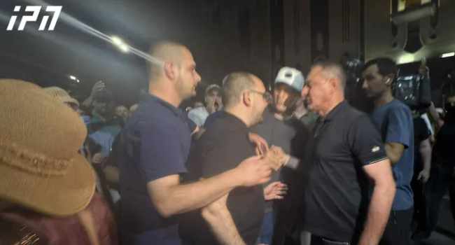 პარლამენტთან მიმდინარე აქციაზე მოქალაქეები გრიგოლ გეგელიას დაუპირისპირდნენ
