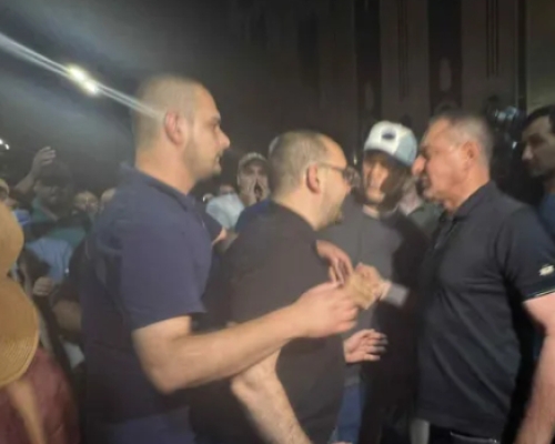 პარლამენტთან მიმდინარე აქციაზე მოქალაქეები გრიგოლ გეგელიას დაუპირისპირდნენ