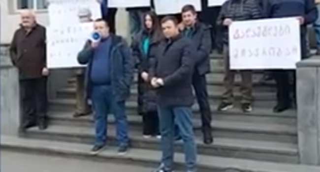 “თქვენ პარტიას არ აქვს უფლება, პრობლემებზე ილაპარაკოს“ _ შელაპარაკება ოზურგეთში გამართულ აქციაზე