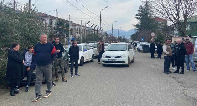 აქცია ოზურგეთის სასამართლოსთან – რა მოთხოვნები აქვთ დაკავებულის ახლობლებს