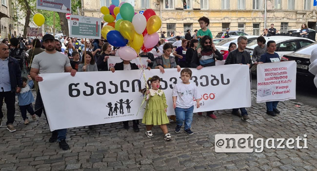 „ფაქტობრივად, წამალი ხელში გვიჭირავს“ — აქონდროპლაზიის მქონე ბავშვების მშობლები