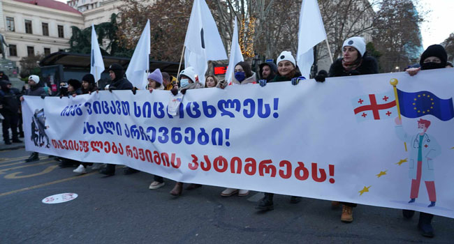ჩვენ ვიცავთ სიცოცხლეს _ საპროტესტო აქციას მედიკოსები შეუერთდნენ