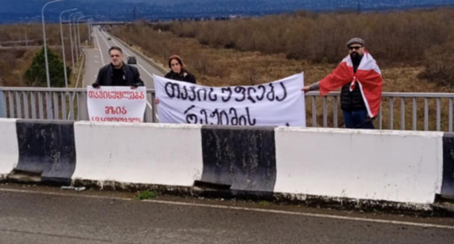 ჟურნალისტის აქცია მზია ამაღლობელის მხარდასაჭერად