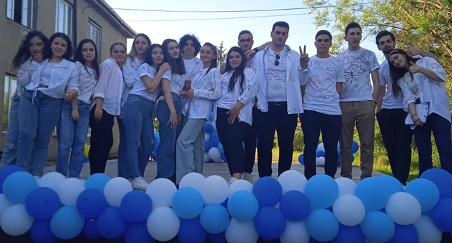 სამტრედიის მეშვიდე საჯარო სკოლის მეთორმეტე კლასელები  მშობლიურ სკოლას გამოემშვიდობნენ
