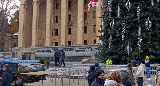მერია პარლამენტთან სცენას აწყობს