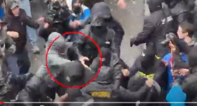 პოლიციელებზე თავდასხმის ბრალდებით ერთი პირი დააკავეს