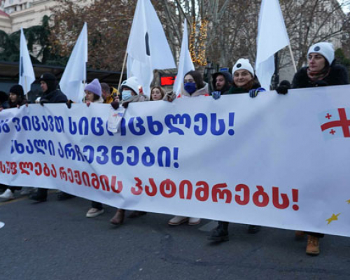 ჩვენ ვიცავთ სიცოცხლეს _ საპროტესტო აქციას მედიკოსები შეუერთდნენ