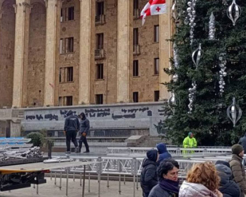 მერია პარლამენტთან სცენას აწყობს