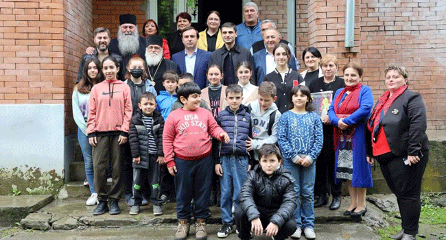 სოფლის მეურნეობის სამეცნიერო კვლევითი ცენტრის დირექტორმა ხევის სკოლის ორ მოსწავლეს ყოველთვიური სტიპენდია დაუნიშნა